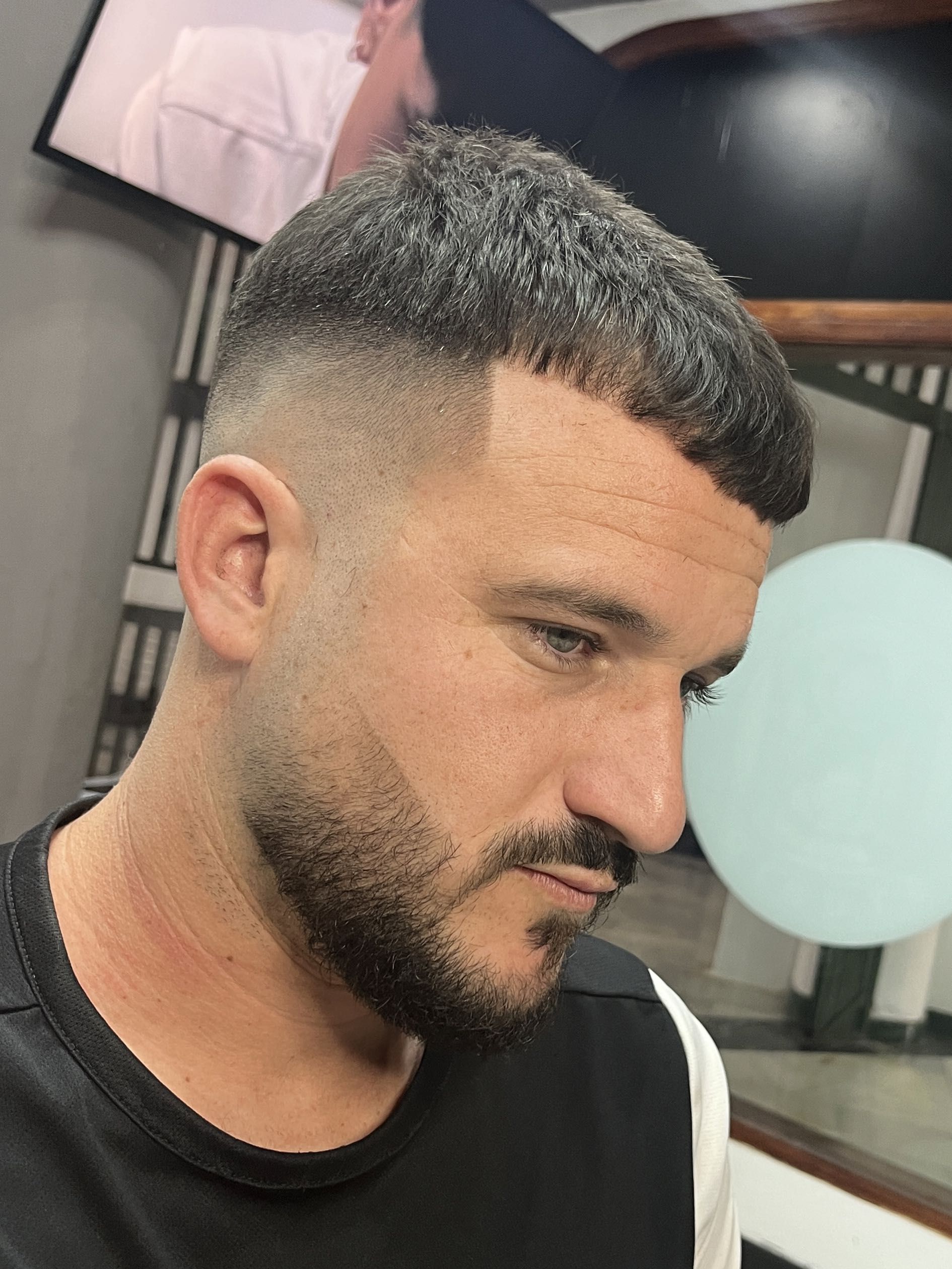 Estilo de corte moderno realizado por Nesker Barber Studio